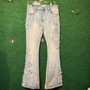 293 NWOT Oli&Hali Washed Flower Embroidery Denim Pant